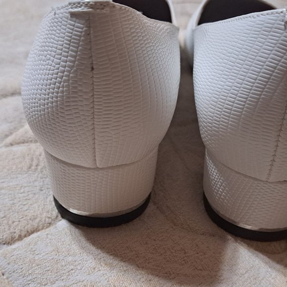 J Renee Bambilina white croco low heel pump wit gold band on heel size 8W - Picture 5 of 5